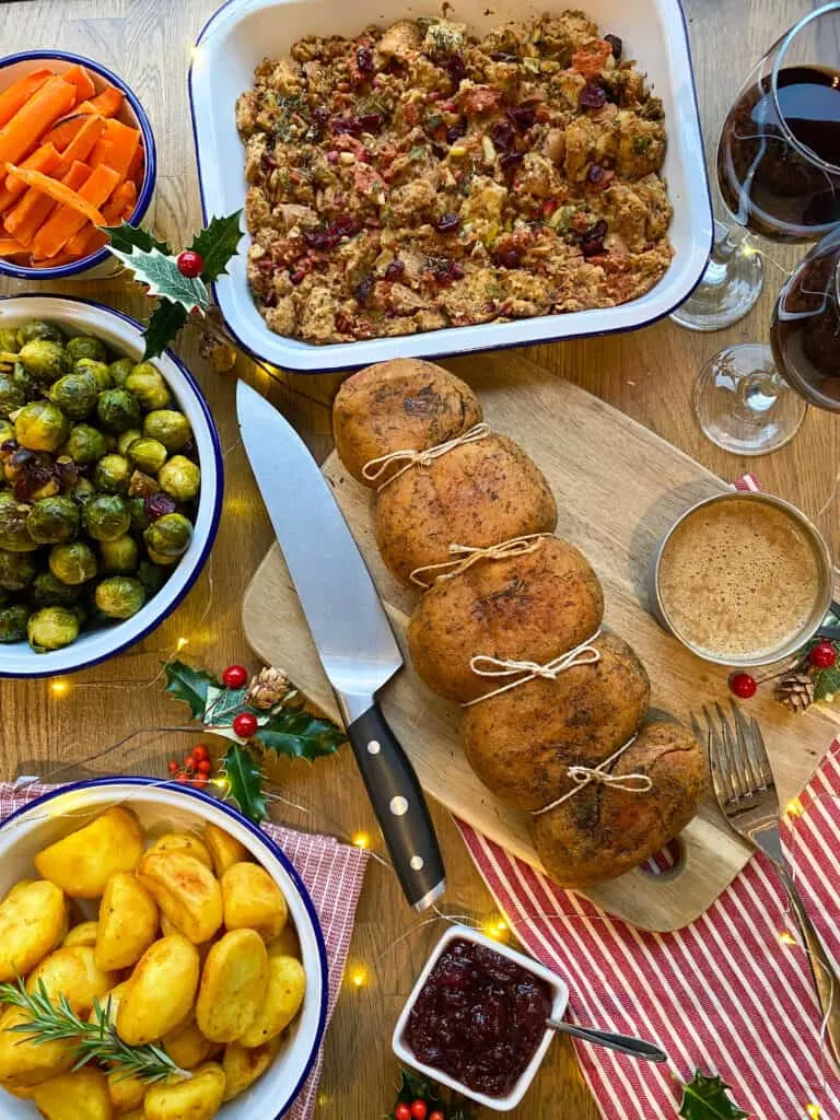 https://yumveganlunchideas.com/wp-content/uploads/2020/11/Vegan-Christmas-Dinner-3-768x1024.jpg.webp