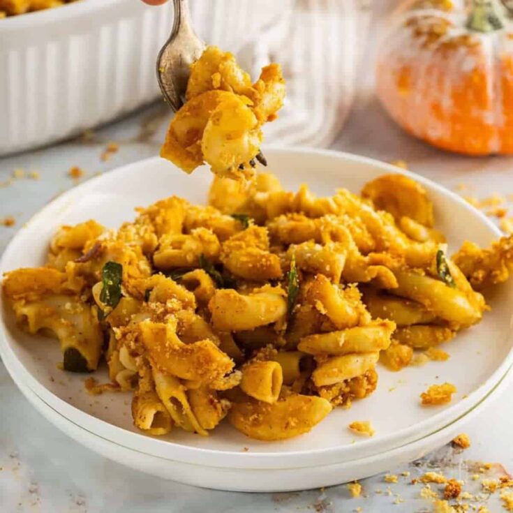 Creamy vegan mac and cheese with pumpkin and herbs, perfect for a comforting plant-based meal.